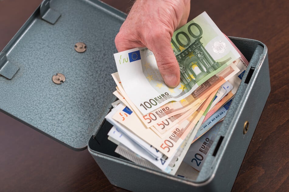 Der Mann hat mehrere Tausend Euro von seinen Ersparnissen verloren. (Symbolbild)