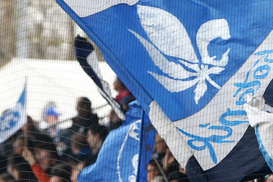 Fans der Darmstädter Lilien, wie auf diesem Archivbild, werden im Stadion wegen der Corona-Krise leider nicht zugegen sein können.