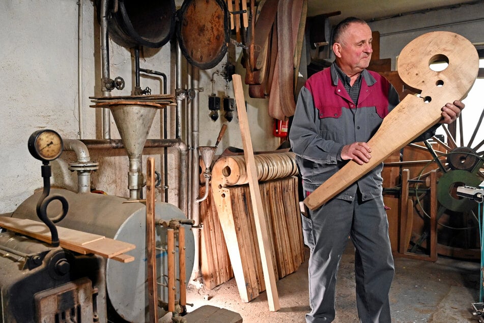 Mithilfe dieser Holzmodelle werden die Hörner des Schlittens geformt.