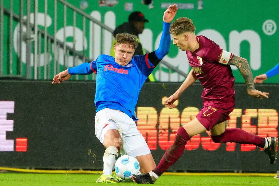 Phil Harres (22, l.) im Heimspiel gegen Augsburg. Der Kieler traf in dieser Partie erstmals in der Bundesliga doppelt.