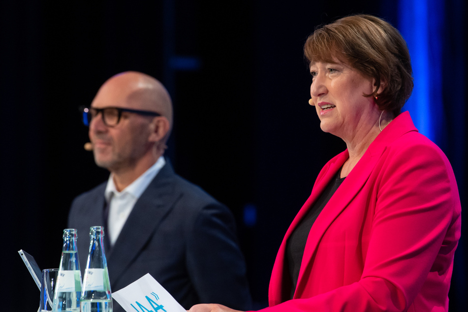 Hildegard Müller (r.), Präsidentin des VDA, und Messechef Klaus Dittrich stellen auf einer Pressekonferenz das Konzept der IAA Mobility vor.