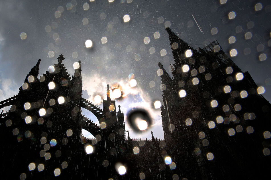 Blick auf den Kölner Dom: In NRW wird am Montag wechselhaftes, meist wolkiges Wetter erwartet.