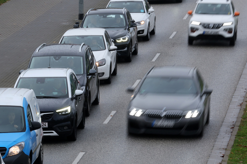 Für circa 300.000 Autofahrer in Sachsen gilt künftig eine schlechtere Regionalklasse bei der Kfz-Haftpflicht. Für die Betroffenen könnte damit die Autoversicherung teurer werden.