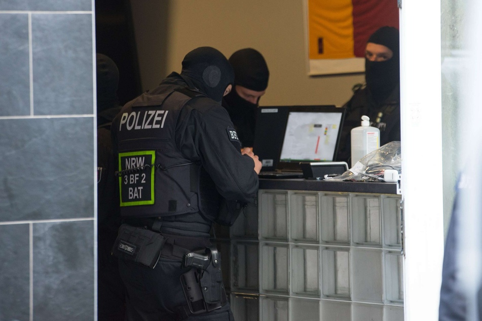 Neben den Gebäuden durchsuchte die Polizei auch Computer.