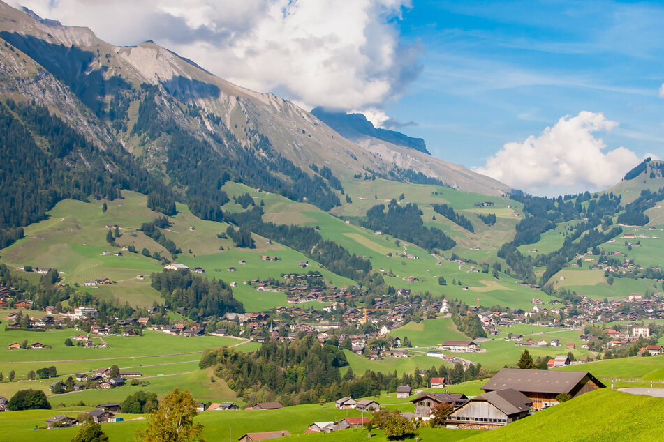 Eine Gemeinde in den Schweizer Alpen hat nicht genügend Platz für Tagestouristen, Urlauber, die länger bleiben, Einheimische und Zuziehende. (Symbolbild)