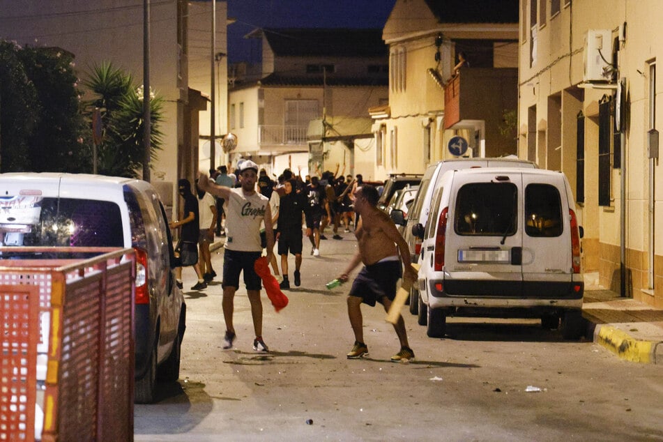 Seit Donnerstag kommt es in der spanischen Kleinstadt Torre Pacheco zu gewaltsamen Ausschreitungen.