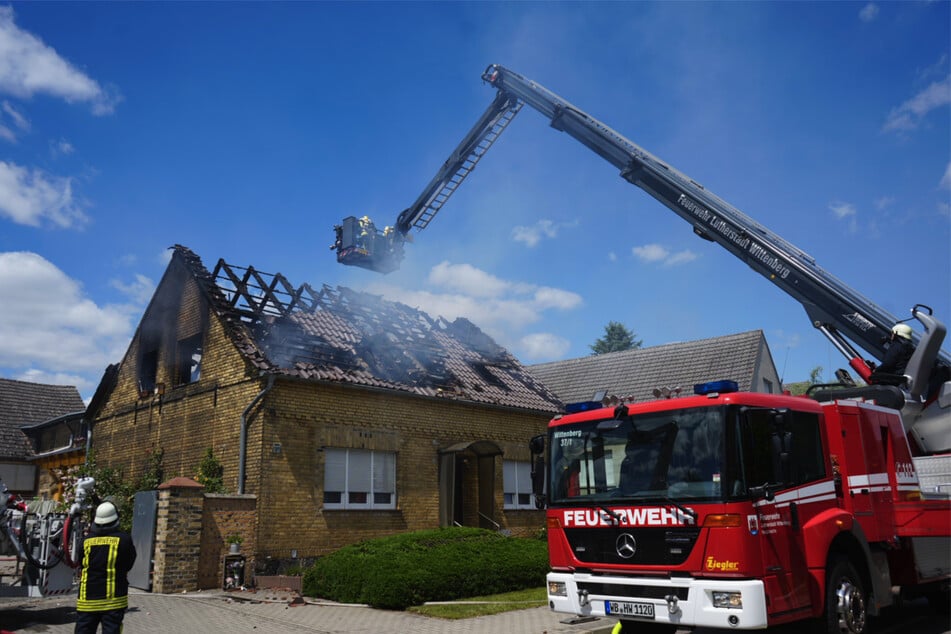 Mit einer Leiter versuchte die Feuerwehr, den Brand im Dachstuhl zu löschen.
