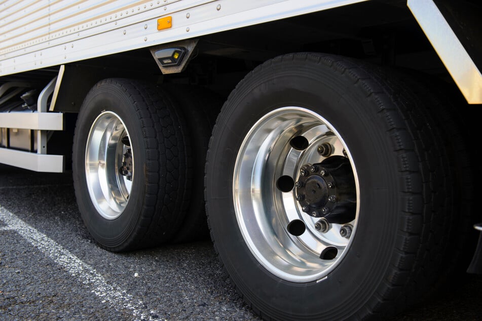 Um den Lkw-Fahrer von der Weiterfahrt abzuhalten, stellten sich die Autofahrer vor und neben das Fahrzeug. (Symbolbild)