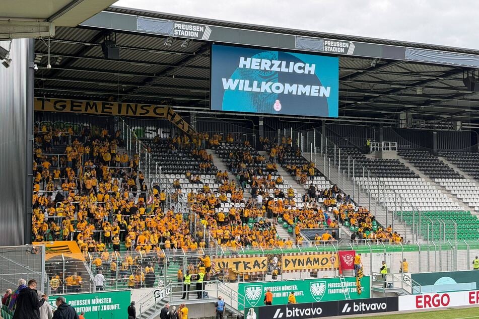 Die mitgereisten Dynamo-Fans finden sich langsam im Auswärtsblock ein.