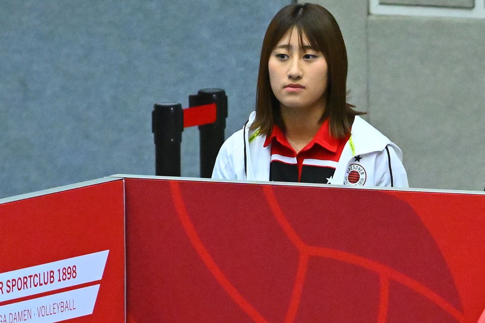 Miku Akimoto (19) verfolgte die Champions-League-Partie verletzt neben der Trainerbank.