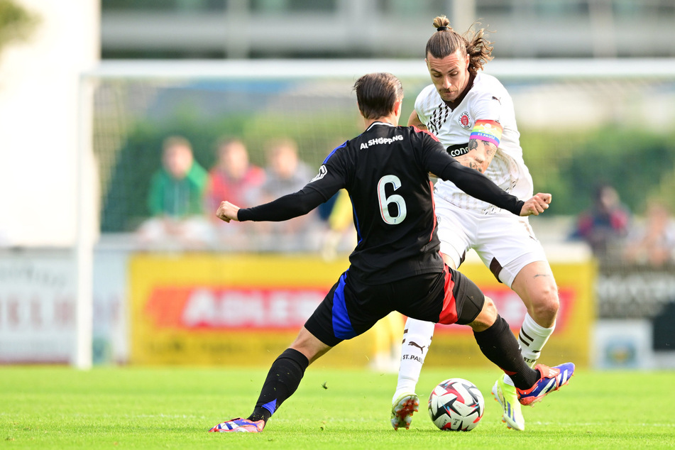 Beide Mannschaften kommen an ihre Grenzen. Hier ist Jackson Irvine im Zweikampf mit Maxence Caqueret.