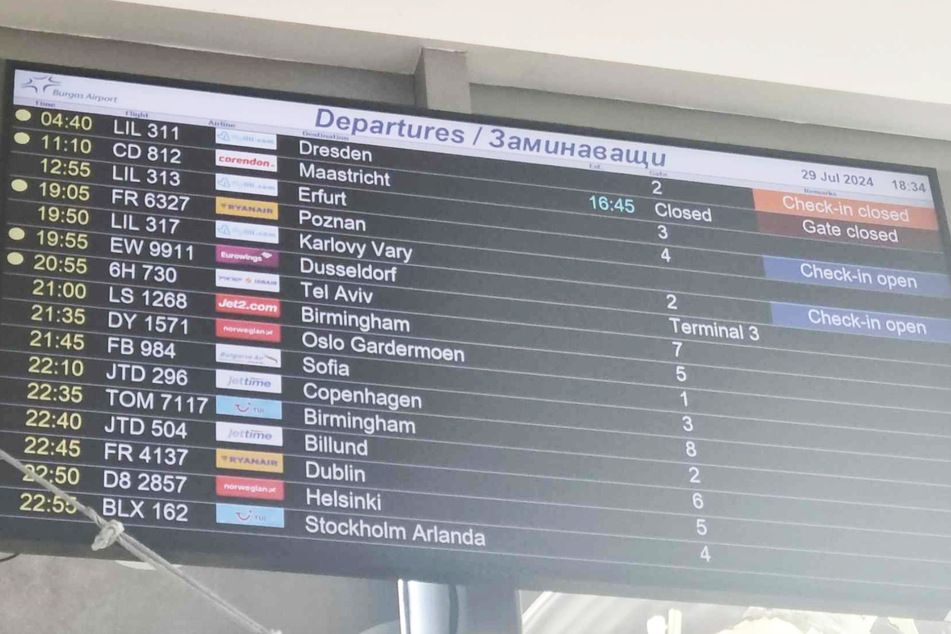 Auf den Monitoren im Flughafengebäude stand der Dresden-Flug für sehr lange Zeit ganz oben.