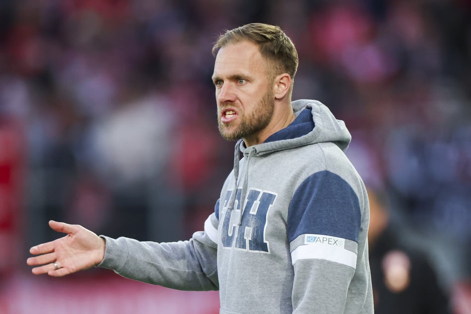 Auch Hansa-Trainer Daniel Brinkmann (40) war mit der Elfer-Entscheidung so gar nicht einverstanden.