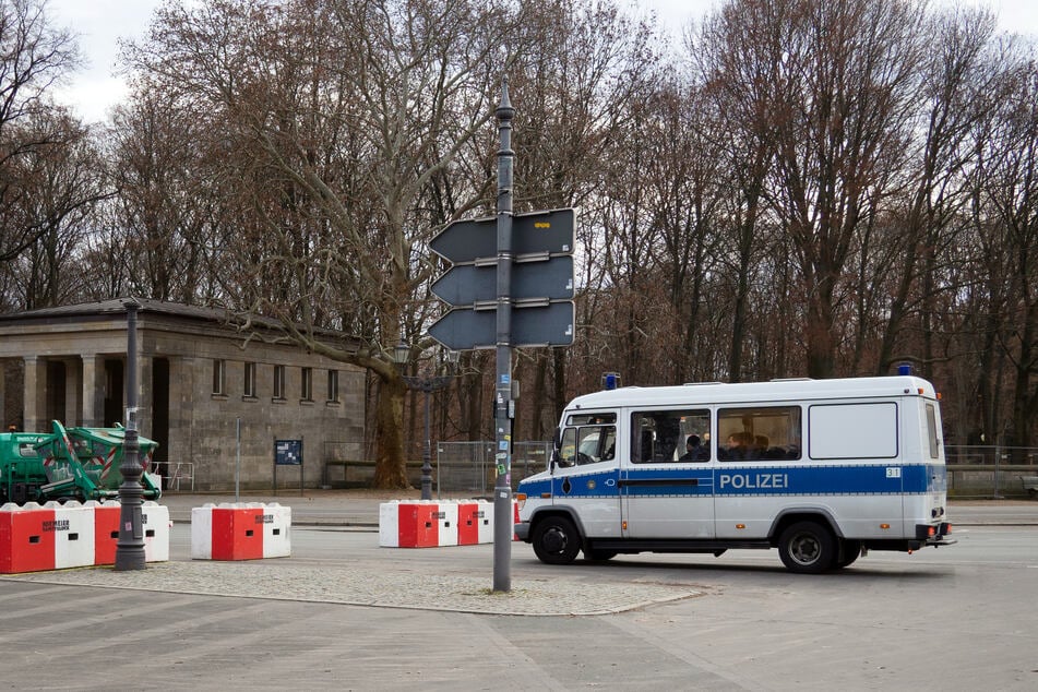 Der Aufbau für die diejährige Silvesterparty am Brandenburger Tor läuft bereits auf Hochtouren.