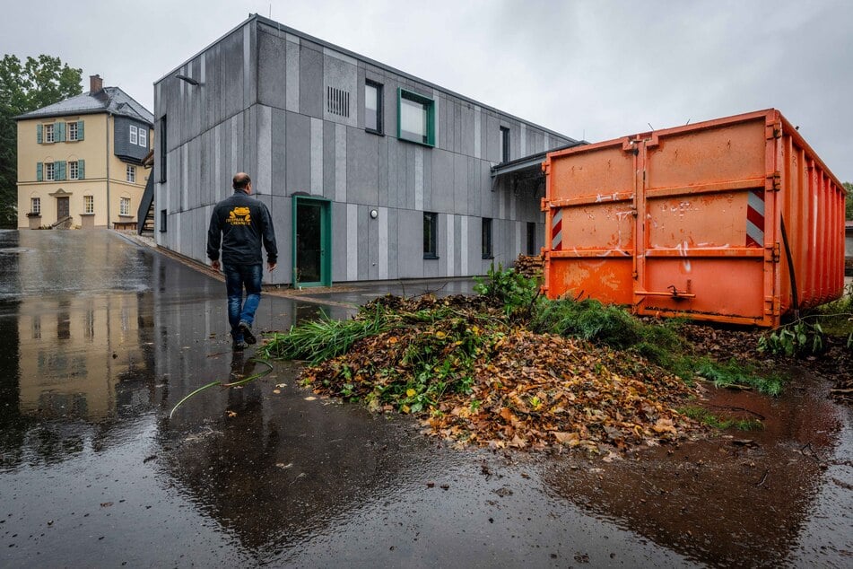 Futterspenden werden derzeit provisorisch in Kühlcontainern gelagert.