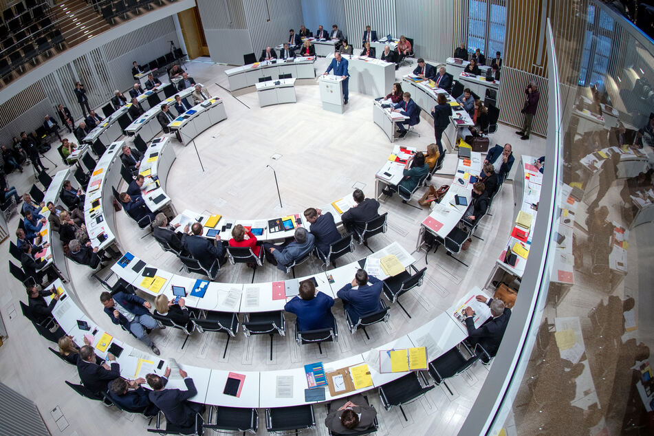 Die Abgeordneten sitzen im Plenarsaal im Landtag von Mecklenburg-Vorpommern. (Archivbild)