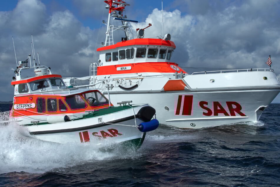 Mit dem Tochterboot STEPPKE (vorne) des Seenotrettungskreuzers BERLIN retteten die Seenotretter am Samstag zwei verunglückte Segler aus der Ostsee. (Symbolfoto)