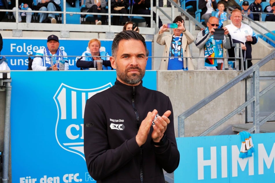 CFC-Trainer Benjamin Duda spendet seiner Mannschaft für die letzten Wochen Beifall.