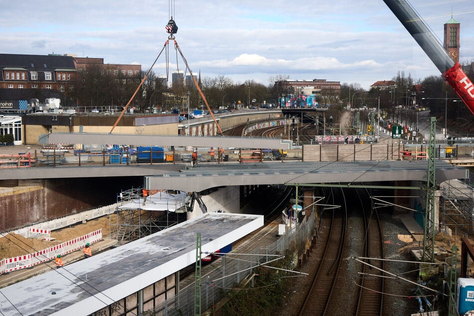 Bis Ende 2027 soll die Berlinertordammbrücke komplett fertig sein.
