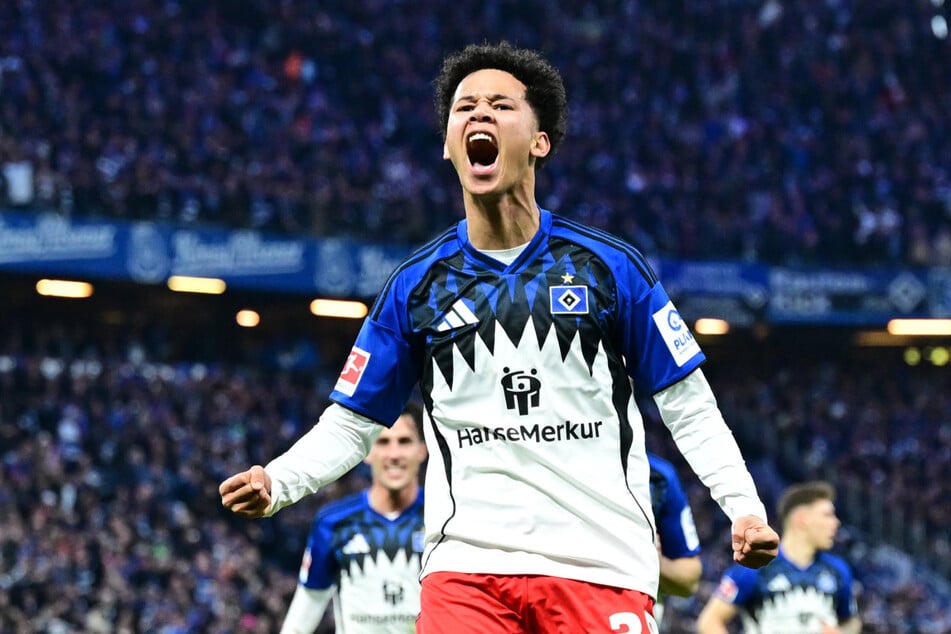 Alexander Rössing-Lelesiit (18) hat seinen Vertrag beim HSV vorzeitig verlängert.