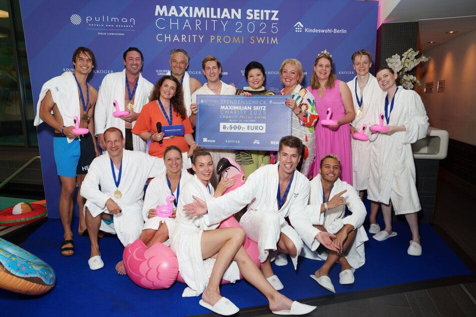 Beim "Charity Promi Swim 2025" schwammen zehn Promis für einen guten Zweck um die Wette.