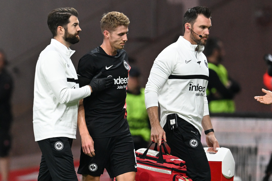 Nach einem Zusammenstoß mit Teamkollege Willian Pacho musste Eintracht-Mittelfeldmann Kristijan Jakic (M.) verletzt ausgewechselt werden - Platzwunde inklusive.