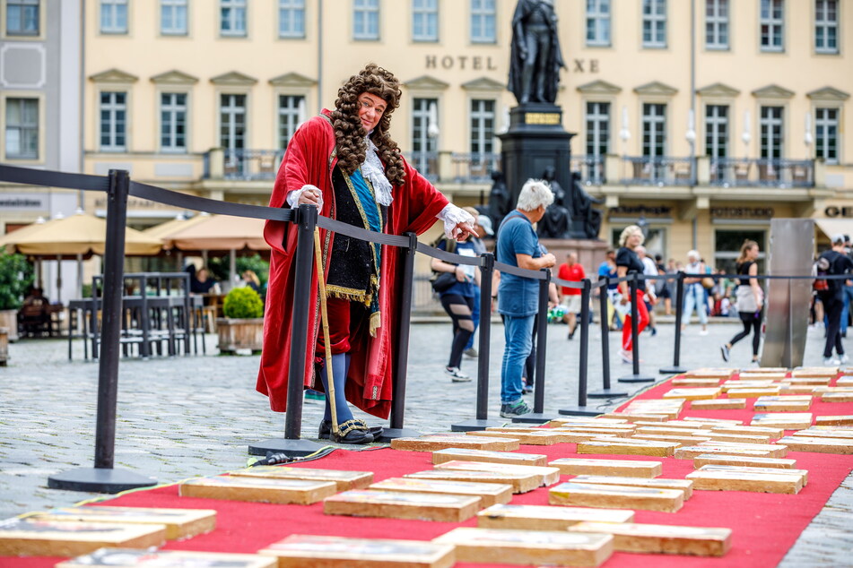 "August der Starke" Steffen Urban (57) begutachtet seine Porträts auf dem roten Teppich.