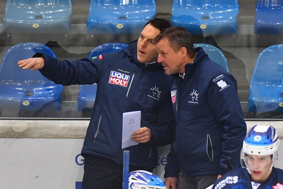 Während der DEL2-Partien müssen jetzt Co-Trainer Petteri Kilpivaara (35, l.) und Chef-Trainer Andreas Brockmann (53) ihren Spielern die Fehler und die positiven Dinge aufzeigen. Trainingseinheiten gibt's kaum noch.