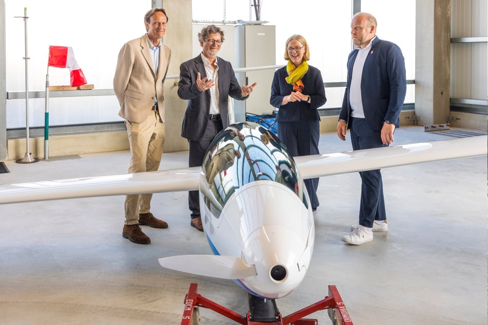 In Kamenz entsteht eine Serienproduktion für elektrische Motorsegler. Frank Neumann, Direktor der Europäischen Initiative für Luftschifftechnik (60, v.l.), MITEB-Chef Dr. Udo Berthold (59), Staatsministerin Regina Kraushaar (64, CDU) und der Kamenzer OB Michael Preuß (45) bei der Eröffnung des neuen Hangars.
