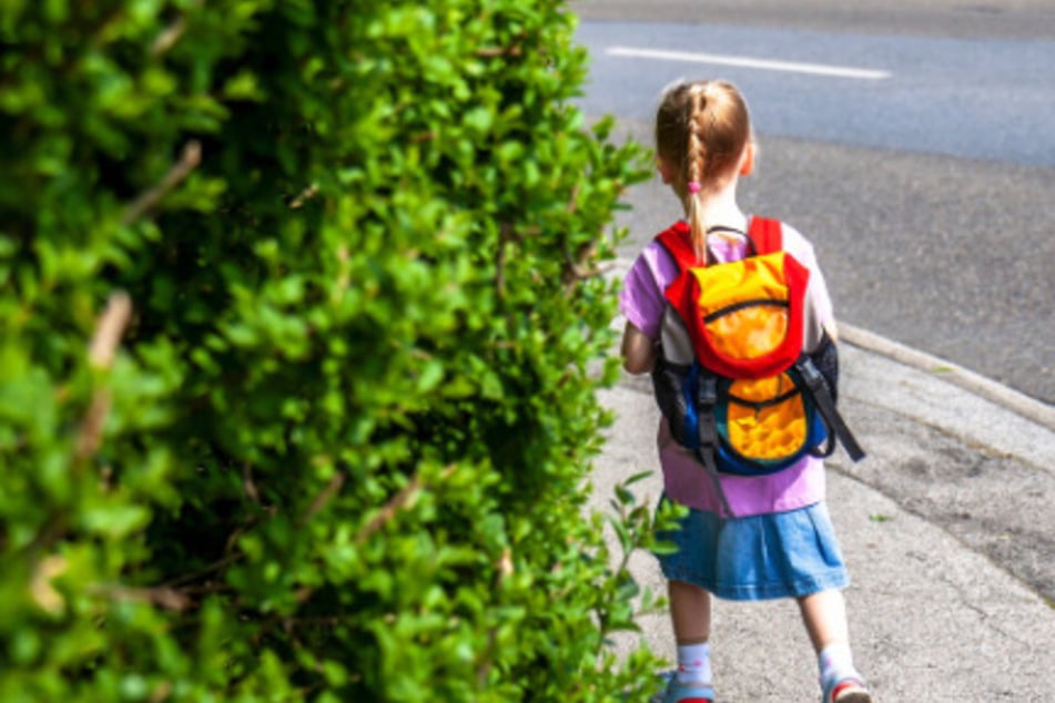 Angesprochen und berührt: Mann belästigt Mädchen (10) auf dem Schulweg