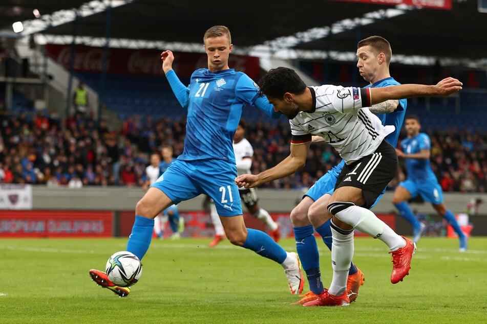 Brynjar Ingi Bjarnason (29, l.) in der WM-Qualifikation vor vier Jahren gegen die deutsche Nationalmannschaft.