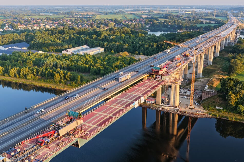 Das Mittelstück der neuen Rader Hochbrücke wurde mit langsamer Geschwindigkeit erfolgreich eingehoben.