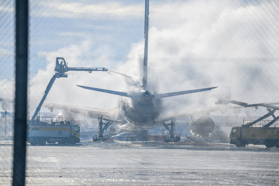Ein Passagierflugzeug wird am Flughafen vom Eis befreit.