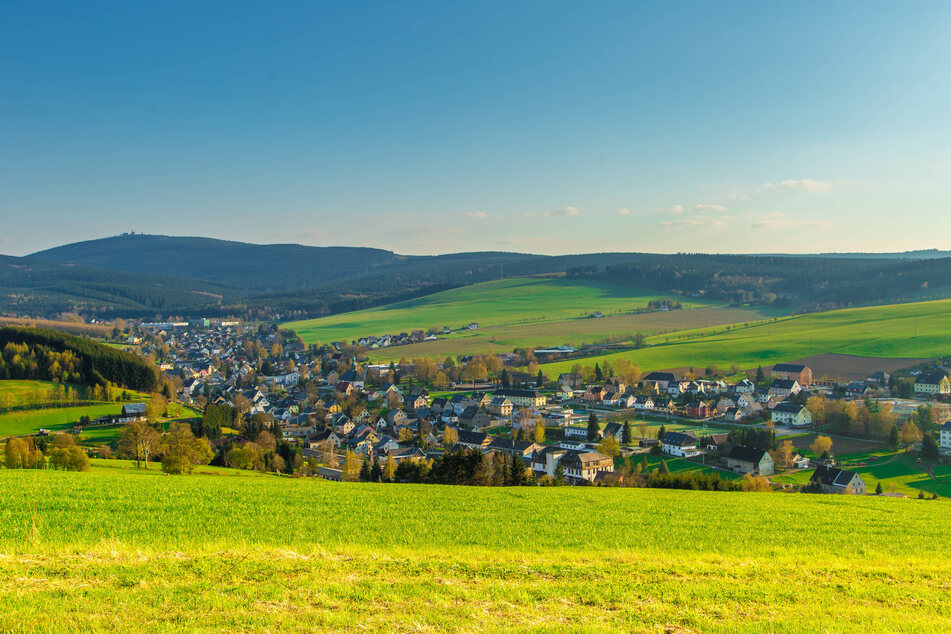 Neudorf im Sehmatal: Hier entwickelt sich gerade ein Corona-Hotspot. Aus diesem Grund wurden Groß- und Sportveranstaltungen mit über 1000 Besuchern wieder verboten.