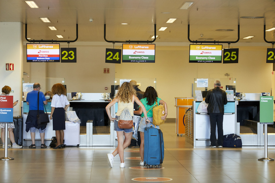 Reisende stehen vor den Schaltern am Flughafen Faro. Das Robert Koch-Institut hat Portugal jüngst als Virusvarianten-Gebiet eingestuft.