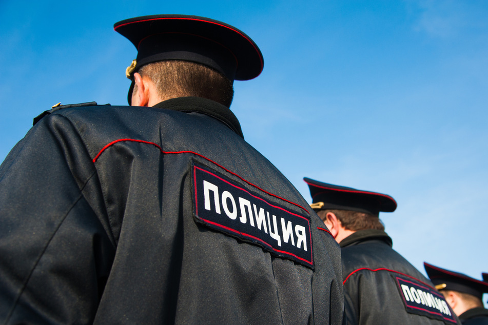 Russische Polizisten in Uniform. Beamten in Russland haben zwei Männer bei einer Vekrehrskontrolle getötet.