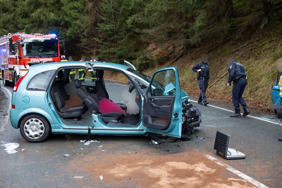 Beide Autos waren aufgrund des Unfalls nicht mehr fahrbereit und wurden abgeschleppt, wie aus Polizeiangaben hervorging.