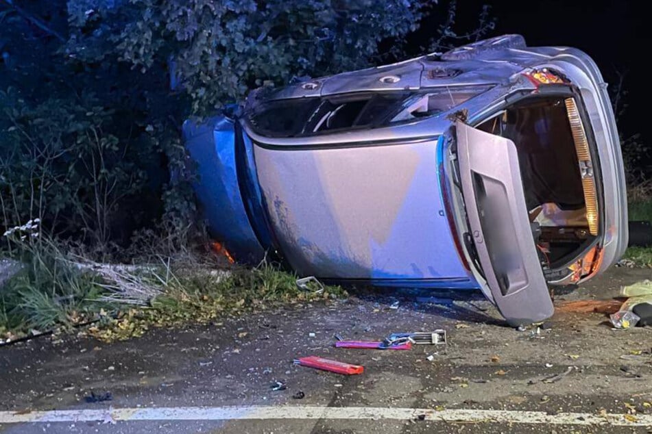 Auto kommt von Fahrbahn ab und kippt um: Teenager lebensbedrohlich verletzt