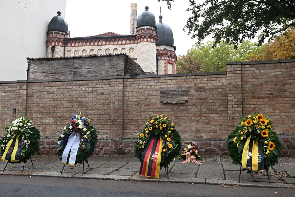 Kränze zum Gedenken an die Opfer des Anschlages vor einem Jahr stehen vor der Synagoge.