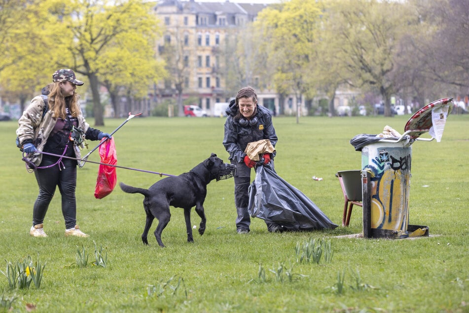 Nicole Weidig (35, l.) und Martina Mosborn (50) beim Müllsammeln im Alaunpark.