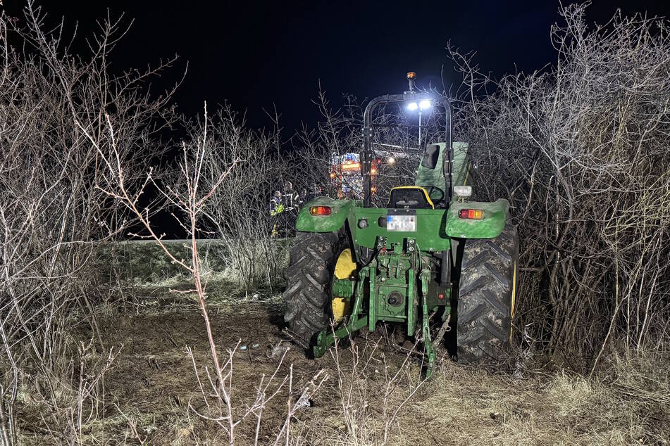 Infolge des Zusammenstoßes blieb der Traktor in einer Buschgruppe stehen.