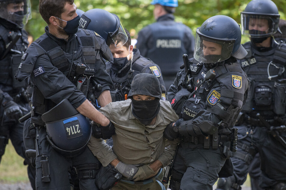Die Polizei räumt Barrikaden von Waldbesetzern im Dannenröder Forst in Mittelhessen.