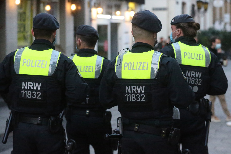 Die Gesamtzahl der Polizeibeamten soll nach Angaben des NRW-Innenministeriums bis 2024 voraussichtlich von derzeit rund 40.000 auf mehr als 41.000 steigen.