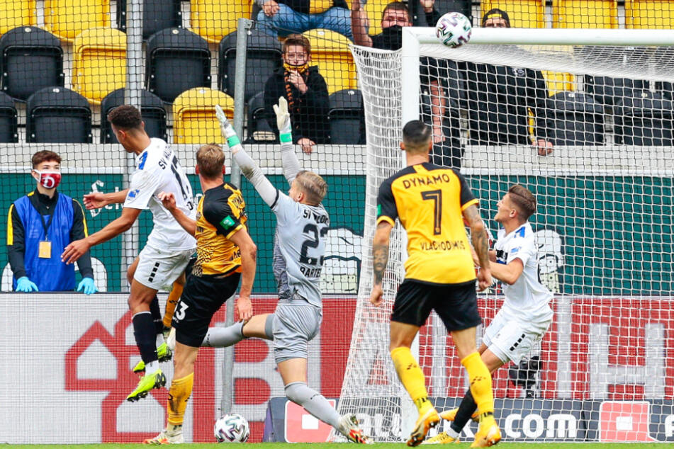 Christoph Daferner (22, 2.v.l.) trifft im Spiel gegen Waldhof Mannheim zu Dynamos 1:1-Ausgleich.