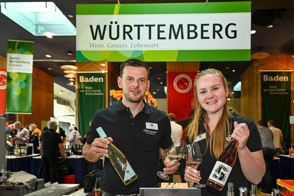 Anika Schollsteimer (23, r.) und Daniel Susset (29) vom Weingut „Genossenschaftskellerei Heilbronn“ präsentieren ihren alkoholfreien Wein "Zero Sauvignon Blanc" und einen "Sankt Kilian Sauvignon Blanc trocken“.