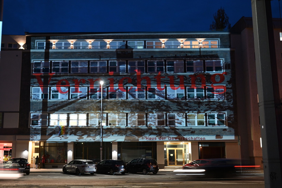 Am Haus der Gewerkschaften wurden Bilder von Opfern des Naziregimes gezeigt.