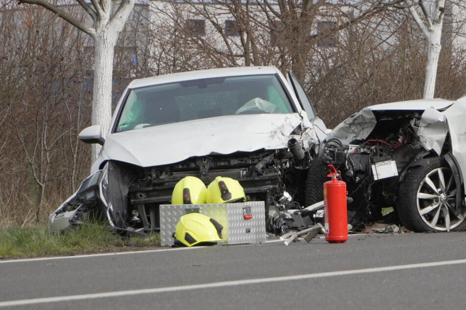 Schwerer Unfall auf Bundesstraße: Autos krachten frontal zusammen
