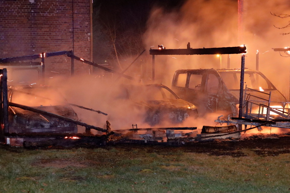 Chemnitz: Chemnitz: Carport und mehrere Autos abgebrannt