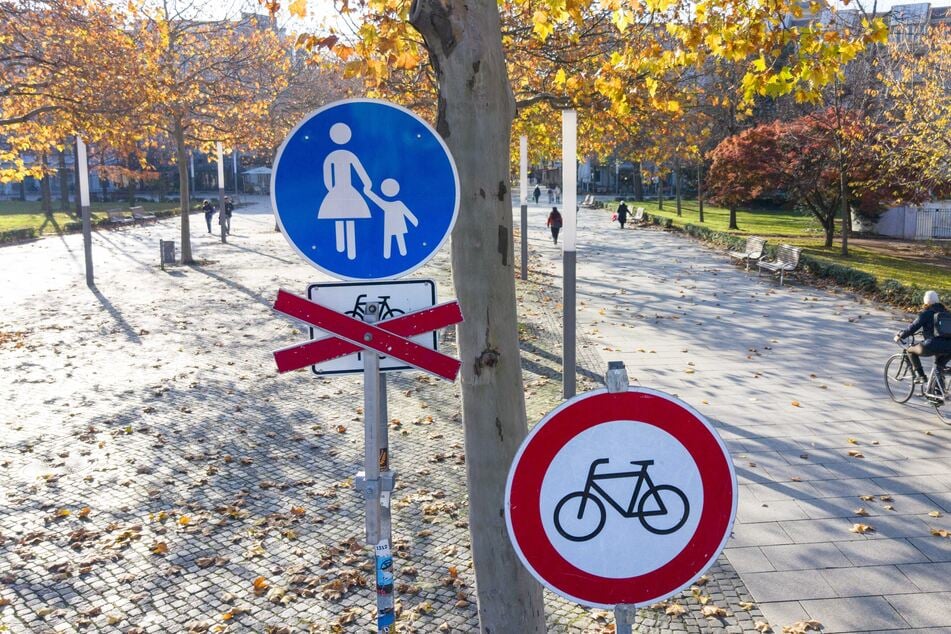 Aufbau für den Weihnachtsmarkt bedeutet auch geänderte Verkehrsregeln auf der Hauptstraße.