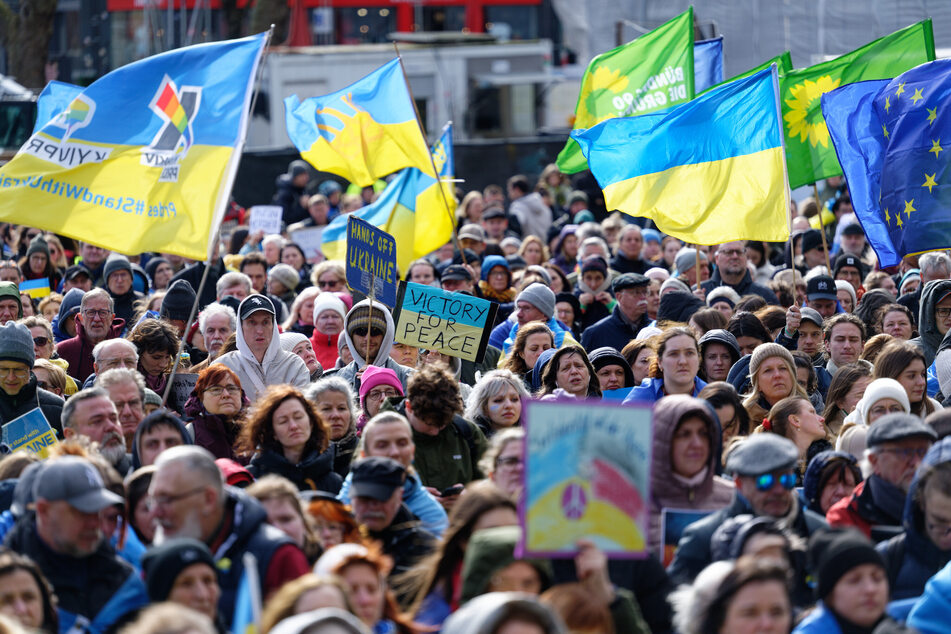 Anlässlich des zweiten Jahrestags des russischen Angriffskriegs auf die Ukraine gingen auch in Köln viele Menschen auf die Straße.